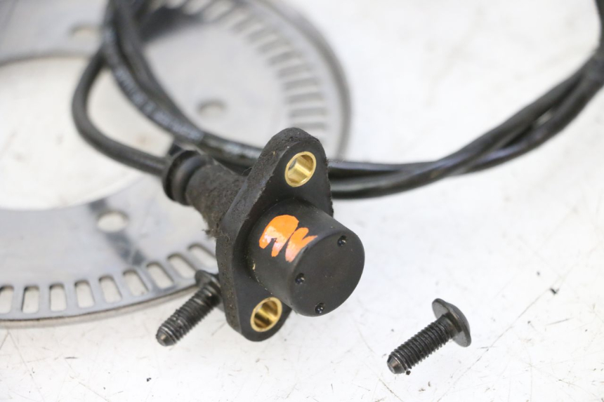 photo de FRONT ABS SENSOR PEUGEOT SATELIS 125 (2006 - 2009) - Zoom on usage condition