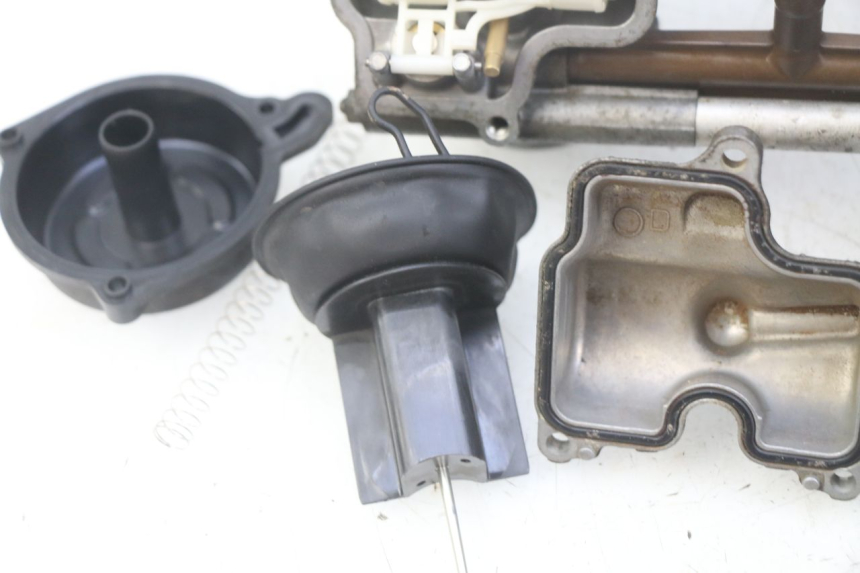 photo de CARBURETOR HONDA CBF 500 (2004 - 2007) - Alternative angle