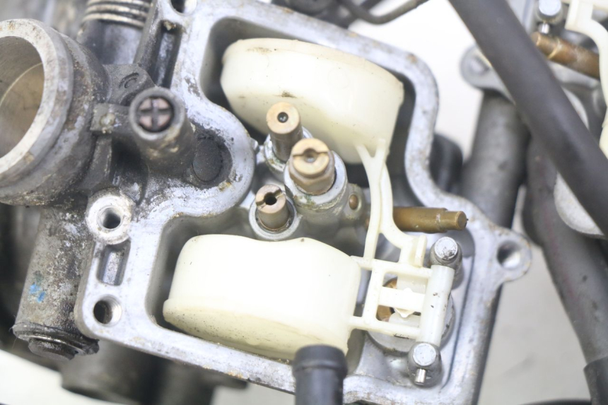 photo de CARBURETOR HONDA VT C SHADOW 125 (1999 - 2007) - Alternative perspective