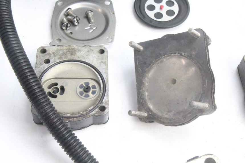 photo de CARBURETOR YAMAHA WAVE RUNNER GP R 1200 (2000 - 2003) - Fixing points details