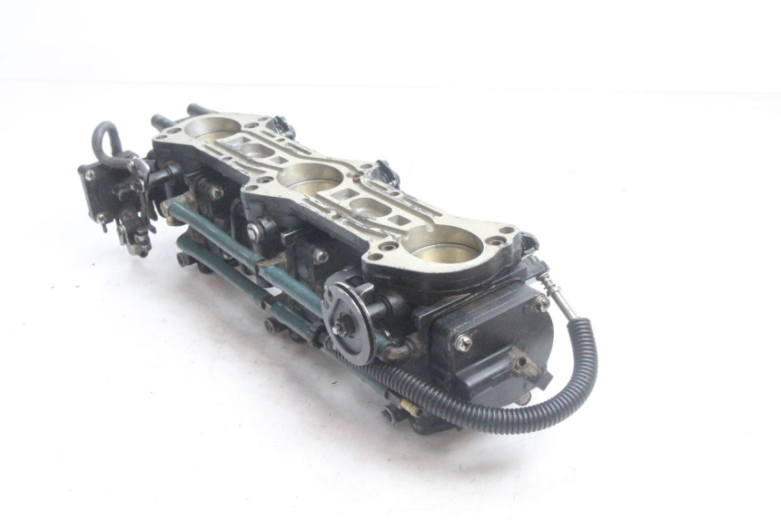 photo de CARBURETOR YAMAHA WAVE RUNNER GP R 1200 (2000 - 2003) - Fixing points details