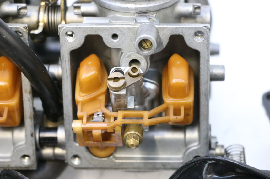 photo de CARBURETOR YAMAHA YZF R GENESIS 750 (1993 - 1998) - Fixing points details