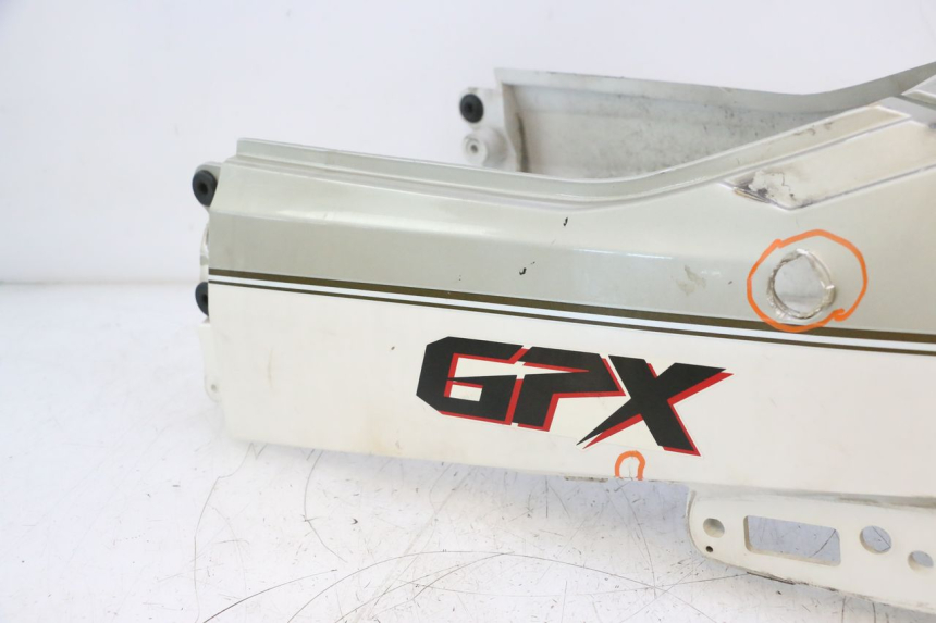 photo de REAR PANEL KAWASAKI GPX F ZX750F 750 (1986 - 1990) - Distinctive features