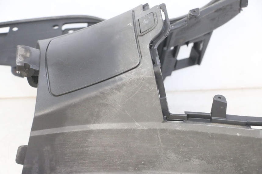 photo de FUEL TANK PANEL SUZUKI BURGMAN 125 (2007 - 2014) - Fixing points details