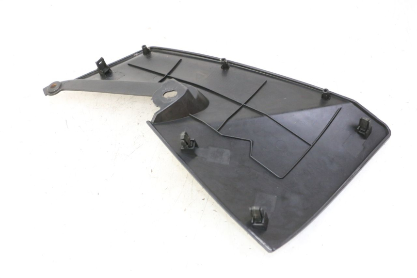 photo de RIGHT FUEL TANK PANEL MAG POWER R-STREET 50 (2016 - 2025) - Zoom on usage condition