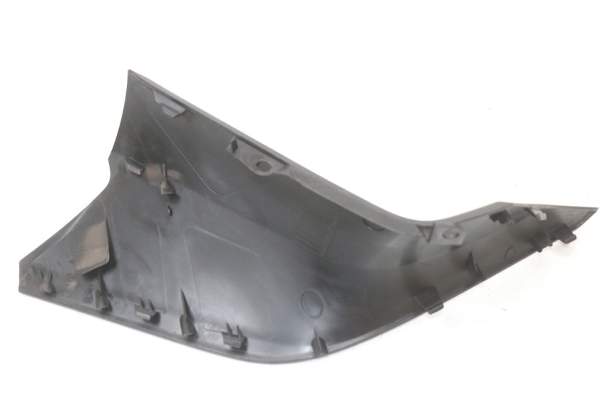 photo de RIGHT FUEL TANK PANEL YAMAHA XMAX X-MAX ABS 125 (2017 - 2020) - Zoom on usage condition