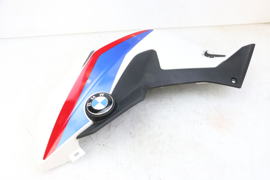 photo de LEFT FUEL TANK PANEL BMW G310 R 310 (2016 - 2020) - Distinctive features