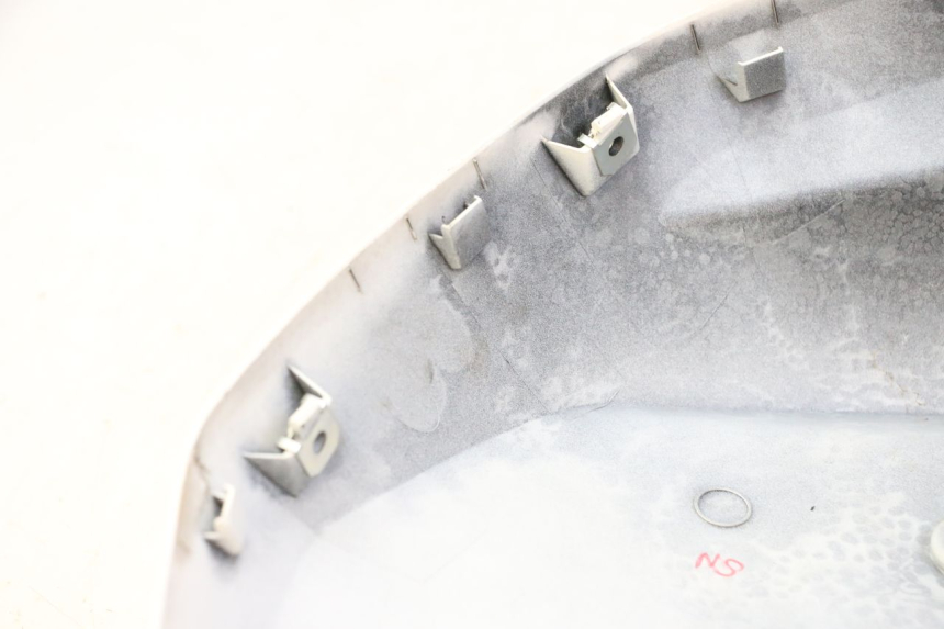 photo de LEFT FUEL TANK PANEL BMW G310 R 310 (2016 - 2020) - Fixing points details