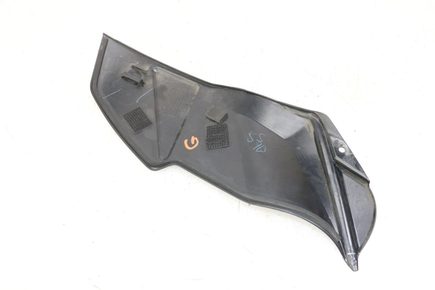 photo de LEFT TANK FAIRING SUZUKI GSR 750 (2011 - 2017) - Zoom on usage condition