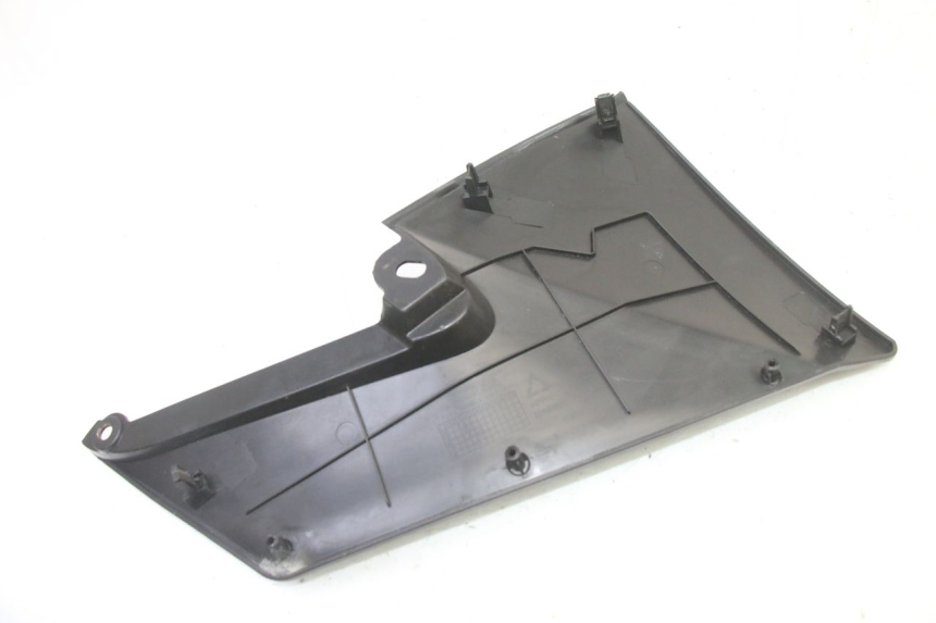 photo de LEFT FUEL TANK PANEL MAG POWER R-STREET 50 (2016 - 2025) - Zoom on usage condition