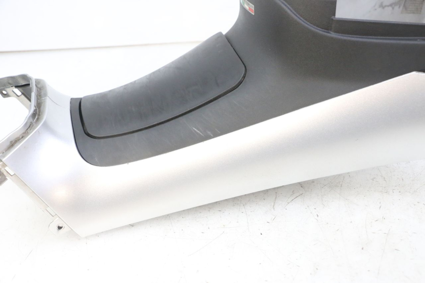 photo de FUEL TANK PANEL PIAGGIO MP3 LT 300 (2010 - 2016) - High-resolution close-up
