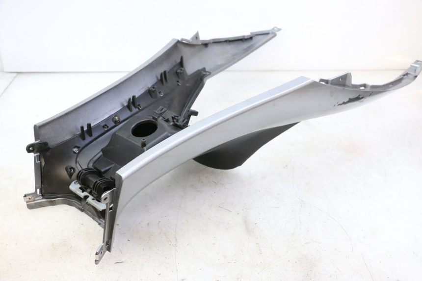 photo de FAIRING TANK PIAGGIO MP3 500 (2014 - 2017) - Fixing points details