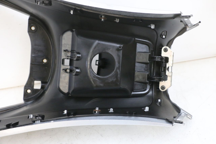 photo de FAIRING TANK PIAGGIO MP3 RL 250 (2006 - 2010) - Technical close-up