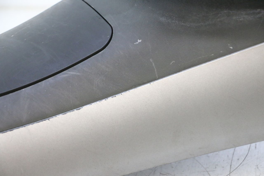photo de FUEL TANK PANEL PIAGGIO MP3 125 (2006 - 2014) - Distinctive features