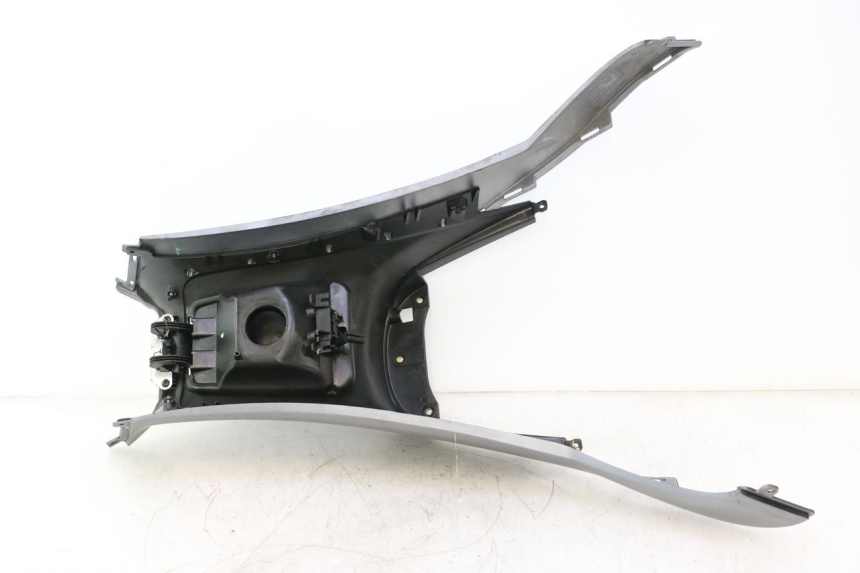 photo de FUEL TANK PANEL PIAGGIO MP3 125 (2006 - 2014) - Fixing points details