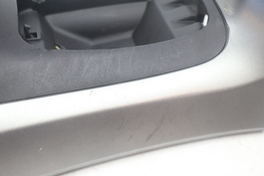 photo de FUEL TANK PANEL PIAGGIO MP3 500 (2016 - 2018) - Zoom on usage condition