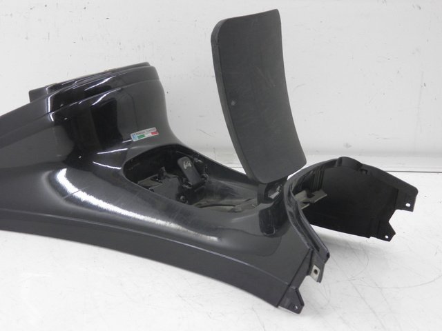 photo de FUEL TANK PANEL PIAGGIO XEVO - X EVO 125 (2010 - 2015) - Component detail