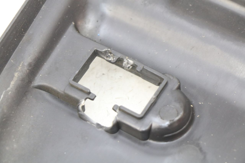 photo de FUEL TANK FAIRING SUZUKI SIXTEEN 125 (2008 - 2010) - Zoom on usage condition