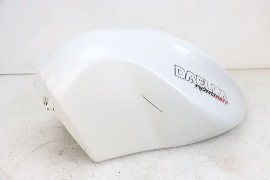 photo de FUEL TANK FAIRING DAELIM VJ ROADWIN FI 125 (2008 - 2017) - Technical close-up