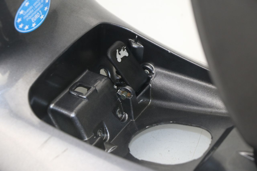 photo de FUEL TANK PANEL PIAGGIO X8 400 (2006 - 2007) - Technical close-up