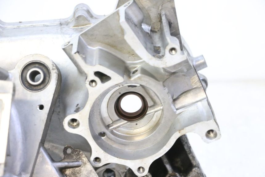 photo de ENGINE BOTTOM CASE KYMCO AGILITY NAKED RENOUVO 2T 50 (2011 - 2018) - High-resolution close-up