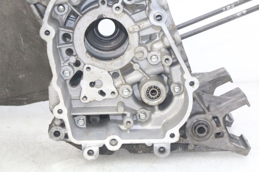 photo de ENGINE LOWER CASING PEUGEOT CITYSTAR 125 (2011 - 2017) - Component zoom