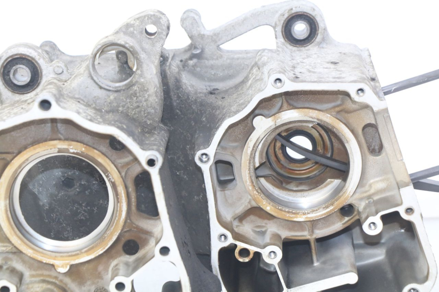 photo de BOTTOM ENGINE CASING HONDA FES S-WING SWING ABS 125 (2007 - 2015) - Distinctive features