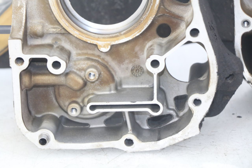 photo de BOTTOM ENGINE CASING HONDA FES S-WING SWING ABS 125 (2007 - 2015) - Component zoom