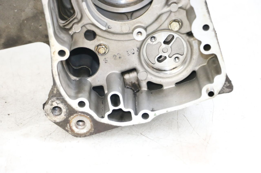 photo de BOTTOM ENGINE CASING HONDA FES S-WING SWING ABS 125 (2007 - 2015) - Distinctive features