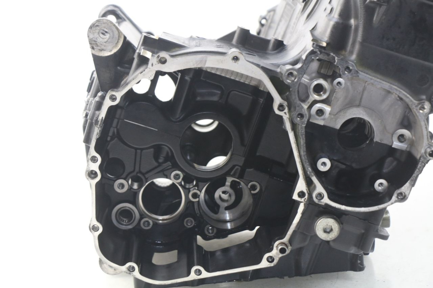 photo de ENGINE CRANKCASE SUZUKI GSR 600 (2005 - 2012) - Distinctive features