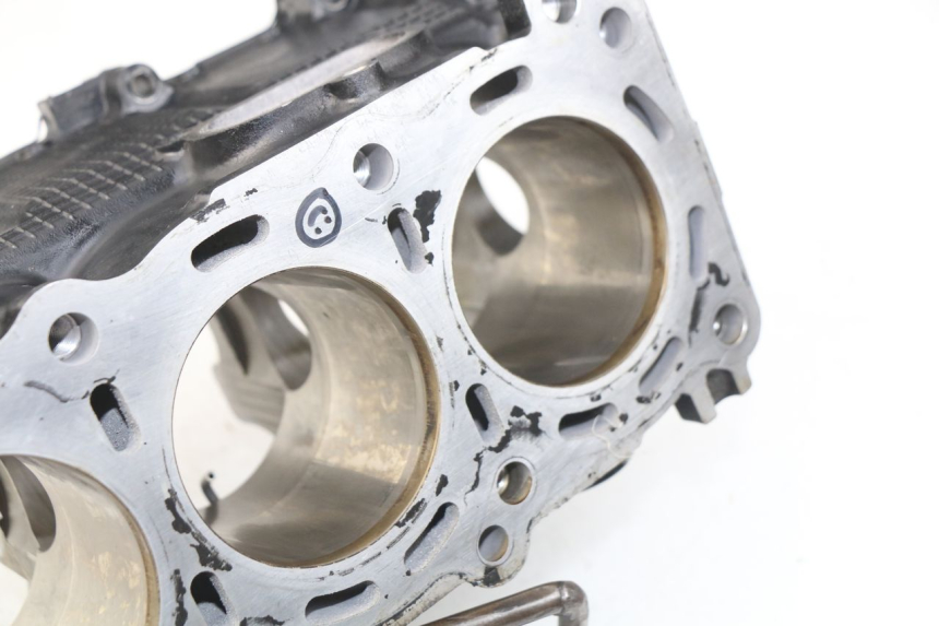 photo de ENGINE CRANKCASE SUZUKI GSR 600 (2005 - 2012) - Alternative angle