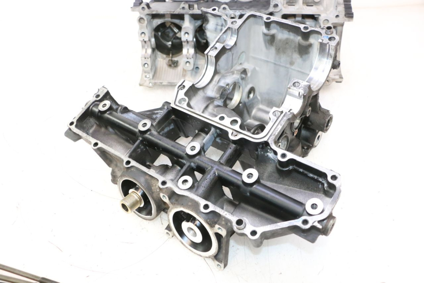 photo de ENGINE CRANKCASE SUZUKI GSR 600 (2005 - 2012) - Component zoom