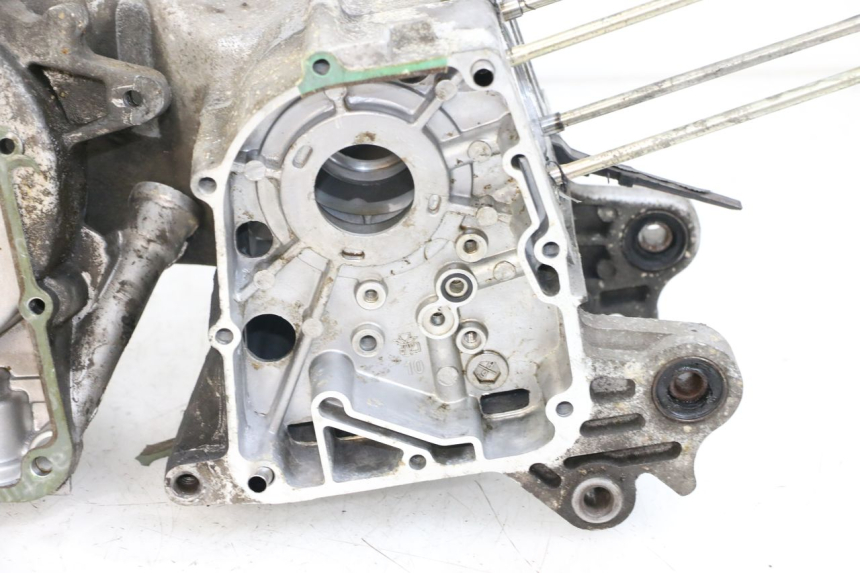 photo de ENGINE LOWER CASING PEUGEOT KISBEE 4T 50 (2018 - 2022) - Fixing points details