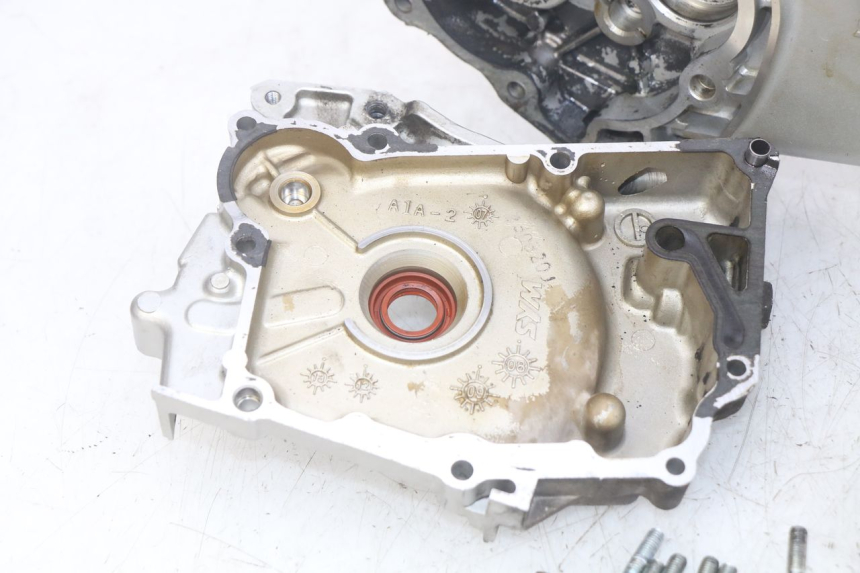 photo de ENGINE LOWER CASING SYM MIO 50 (2011 - 2017) - Detailed visual inspection