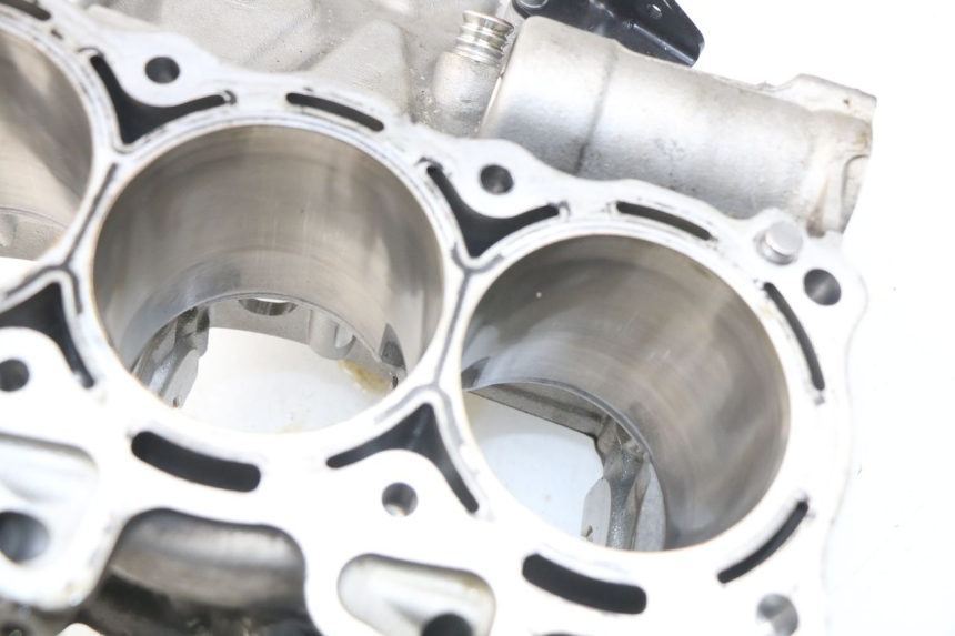 photo de ENGINE CRANKCASE BMW S RR ABS S1000RR 1000 (2009 - 2011) - Alternative angle