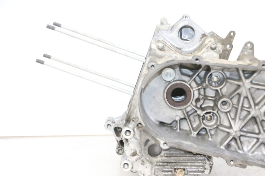 photo de ENGINE BOTTOM CASE DAELIM S1 125 (2007 - 2016) - Component zoom