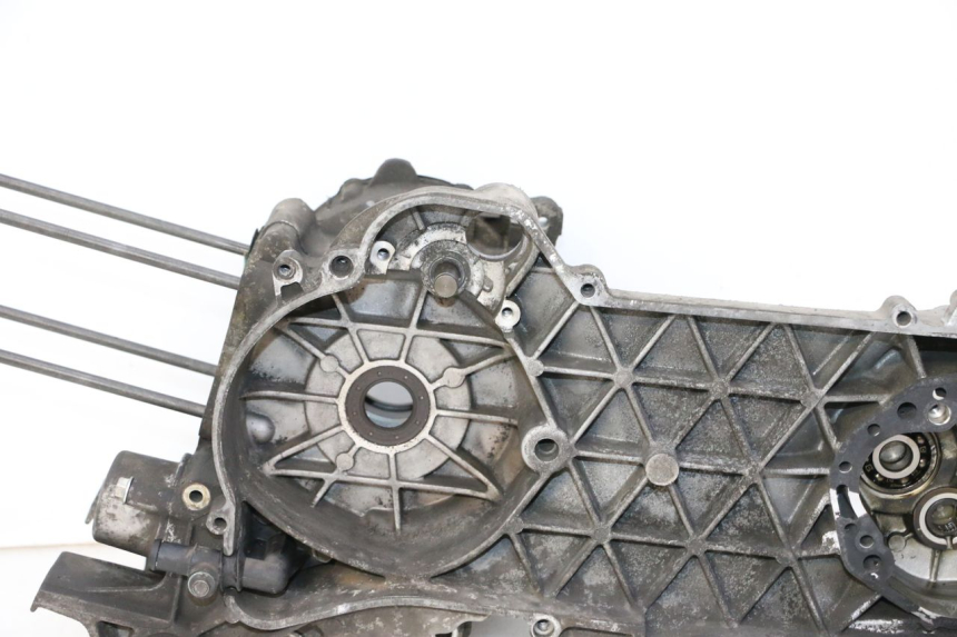 photo de ENGINE CRANKCASE PEUGEOT SATELIS 125 (2010 - 2012) - Additional view of the item