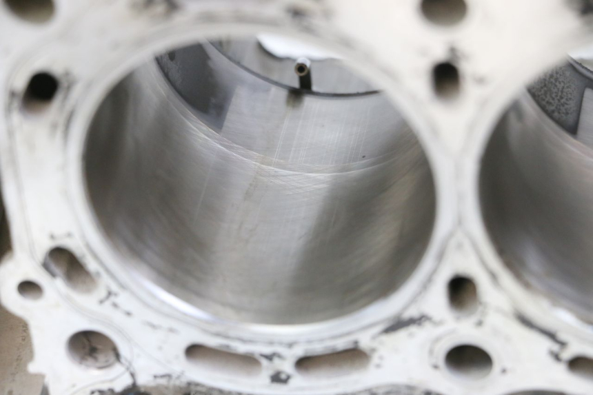 photo de ENGINE CRANKCASE SUZUKI GSR 750 (2011 - 2017) - Detailed visual inspection