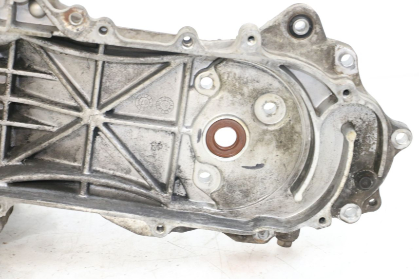 photo de ENGINE LOWER CASING PEUGEOT V-CLIC VCLIC 50 (2007 - 2013) - Additional view of the item