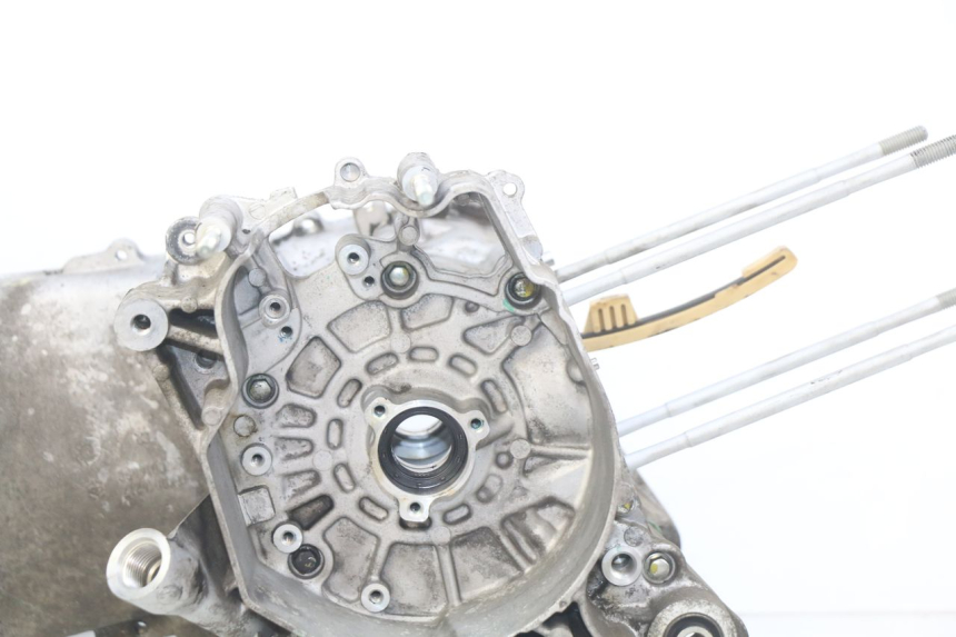 photo de ENGINE LOWER CRANKCASE PIAGGIO VESPA GTS IGET ABS 125 (2017 - 2023) - Component zoom