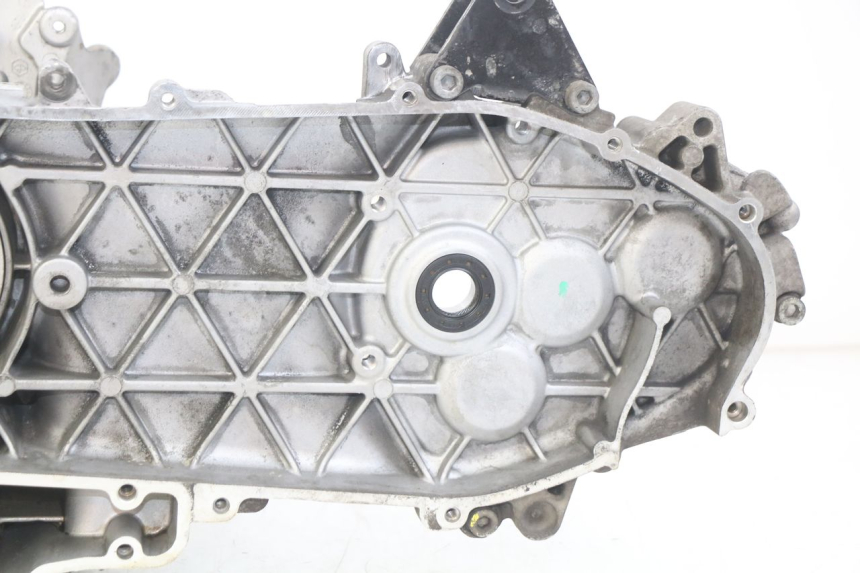 photo de ENGINE LOWER CRANKCASE PIAGGIO VESPA GTS IGET ABS 125 (2017 - 2023) - Fixing points details