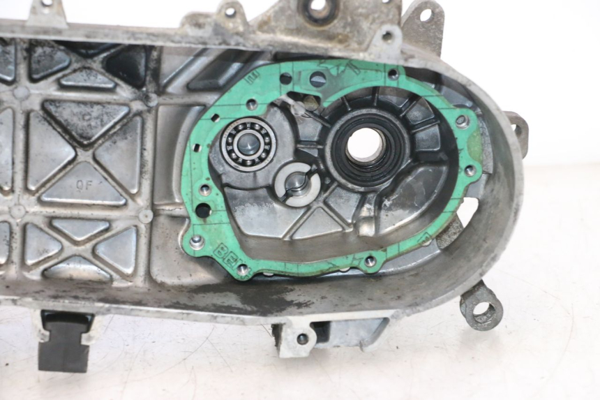 photo de ENGINE LOWER CASING PEUGEOT VIVACITY NEW 2T 50 (2008 - 2017) - Alternative angle