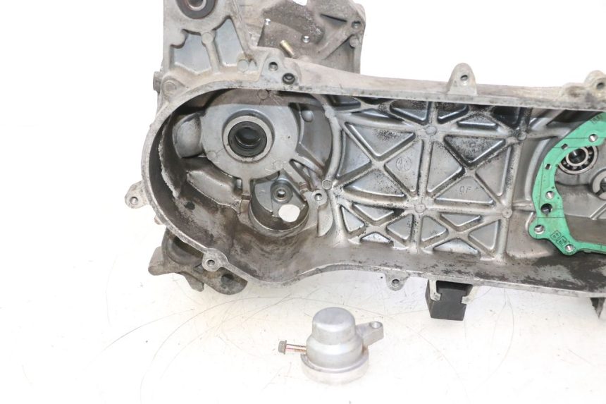photo de ENGINE LOWER CASING PEUGEOT VIVACITY NEW 2T 50 (2008 - 2017) - Spare part profile view