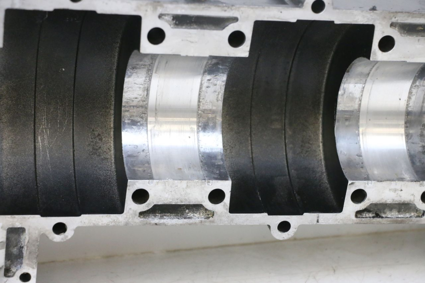 photo de ENGINE CRANKCASE YAMAHA WAVE RUNNER GP R 1200 (2000 - 2003) - Fixing points details