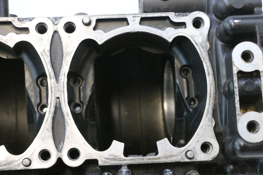 photo de ENGINE CRANKCASE YAMAHA WAVE RUNNER GP R 1200 (2000 - 2003) - Markings and original references