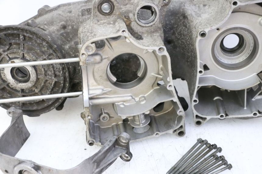 photo de ENGINE LOWER CASING YAMAHA X-MAX XMAX 250 (2006 - 2009) - Spare part profile view