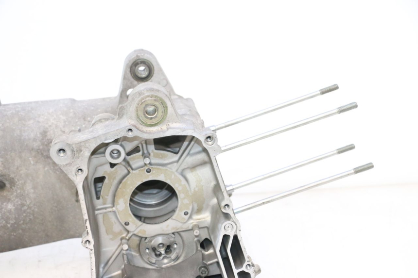 photo de BOTTOM ENGINE CASING YAMAHA XMAX X-MAX 125 (2006 - 2009) - Focus on structure