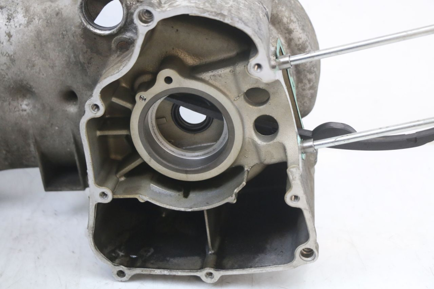 photo de ENGINE LOWER CASING YAMAHA YP MAJESTY 125 (2002 - 2006) - Alternative perspective