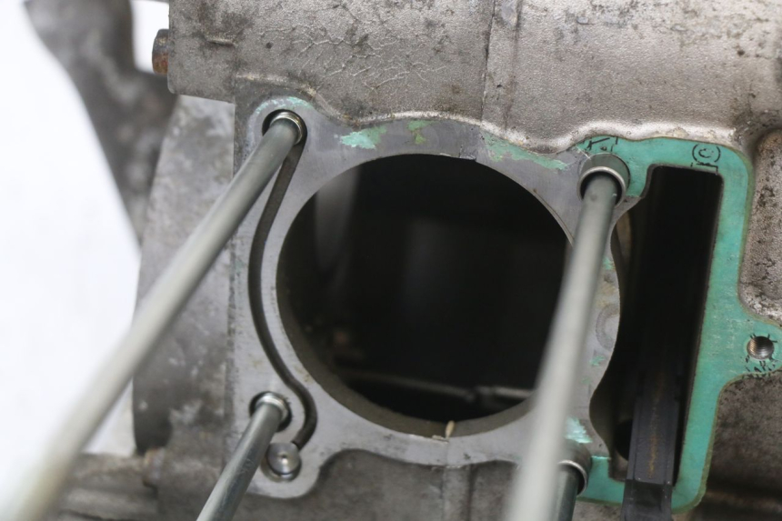 photo de ENGINE LOWER CASING YAMAHA YP MAJESTY 125 (2002 - 2006) - Fixing points details