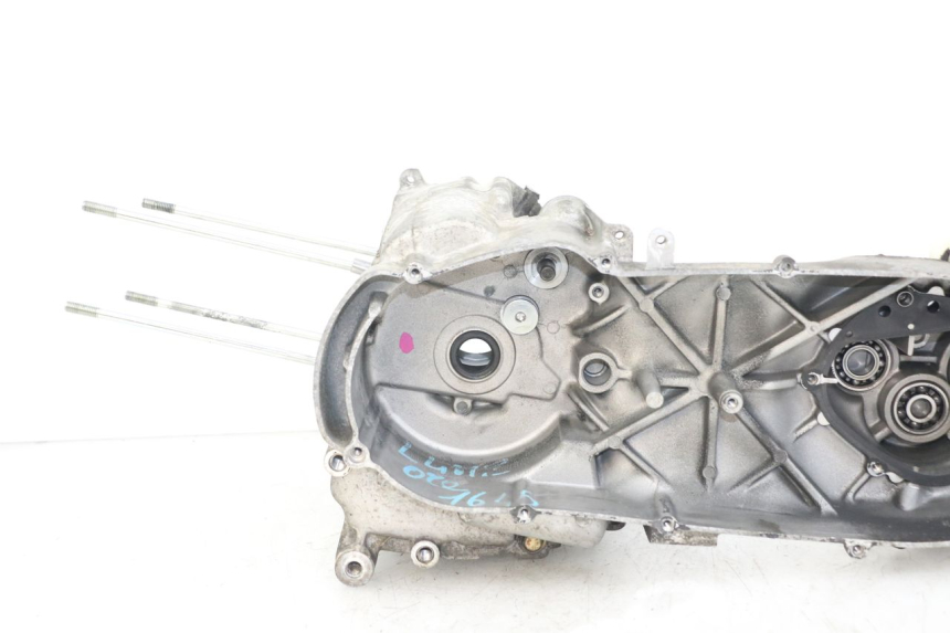 photo de ENGINE LOWER CASING YAMAHA YP MAJESTY 125 (2002 - 2006) - Alternative perspective